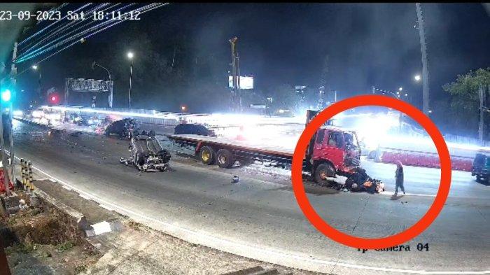 Wanita misterius berhijab berdiri di depan truk yang menabrak belasan kendaraan di Exit Tol Bawen Semarang, Sabtu (23/9/2023) malam.