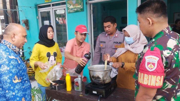Warga Jagalan merebus sampah plastik untuk diubah menjadi paving blok. disaksikan Camat Semarang Tengah Aniceto Magno Da Silva dan babinsa serta bhabinkamtibmas setempat, Jumat (25/4/2025). (TRIBUN JATENG / EKA YULIANTI FAJLIN)