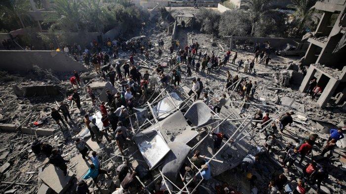 Warga Palestina mencari puing-puing bangunan untuk mencari korban yang selamat setelah serangan Israel di kamp pengungsi al-Maghazi di Jalur Gaza tengah pada 11 Desember 2023.