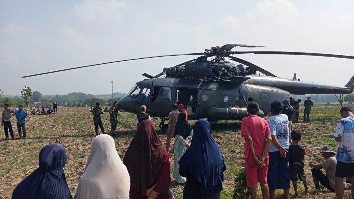 Warga melihat helikopter TNI AD yang mendarat darurat di area persawahan, di Dukuh Tindik, Desa Kadengan, Kecamatan Randublatung, Blora, Sabtu (2/11/2024).