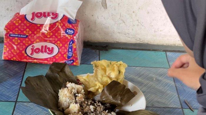 Warung kuliner sega bucu tum tum Bapak Tugimin berlokasi di Desa Panerusan, Kecamatan Wadaslintang, kuliner khas Wonosobo yang wajib dicoba. Punya penyajian yang unik dengan dibungkus daun pisang dan cita rasa yang lezat.