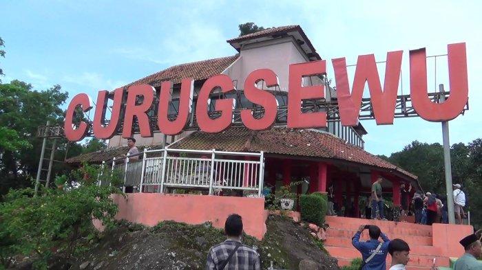 WISATA CURUG SEWU - Wisata Curug Sewu di Kabupaten Kendal ditargetkan bisa menambah Pendapatan Asli Daerah (PAD) dan mencapai target Rp 3 M di tahun ini. Wisata ini menjadi salah satu tujuan yang potensial