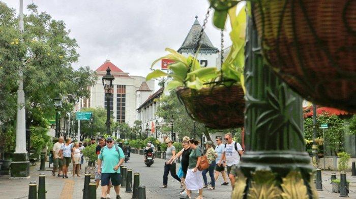 KOTA LAMA SEMARANG - Dokumentasi wisatawan mancanegara mengunjungi Kawasan Kota Lama Semarang, Senin (10/3/25). Kawasan Kota Lama Semarang yang berjuluk