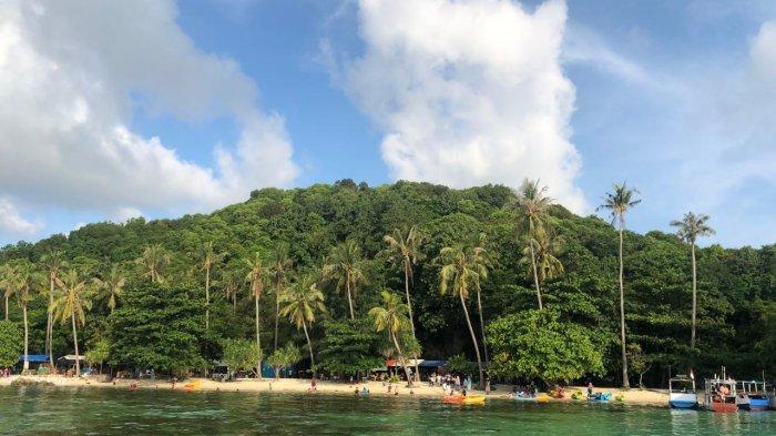 Wisatawan menikmati aktivitas snorkling di salah satu spot snorkling Karimunjawa, Sabtu (13/4/2024).