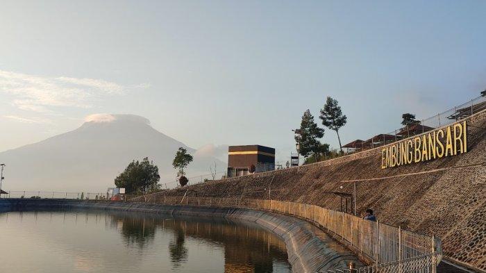 Wisatawan menikmati golden sunrise di Embung Bansari, Desa Bansari, Kecamatan Bansari, Kabupaten Temanggung, Minggu (29/9/2024).