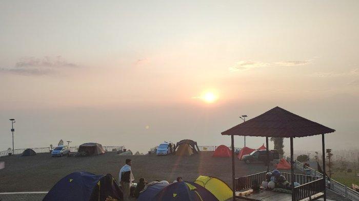 Wisatawan menikmati golden sunrise di Embung Bansari, Desa Bansari, Kecamatan Bansari, Kabupaten Temanggung, Minggu (29/9/2024).