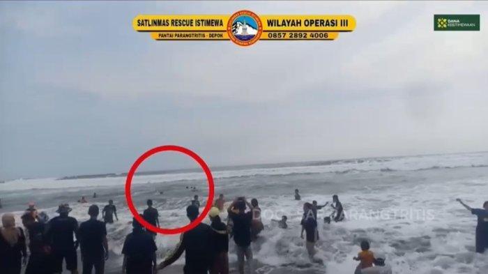 Wisatawan terseret ombak Pantai Parangtritis, Bantul, DI Yogyakarta, Senin (25/12/2023).