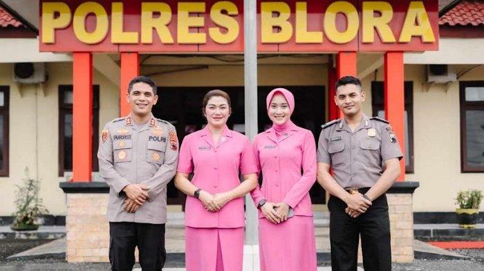 Kapolres Blora AKBP Fahrurozi bersama istri saat memberikan selamat atas kenaikan pangkat Briptu Krisna bersama istri artisnya Yeni Inka di Mapolres Blora