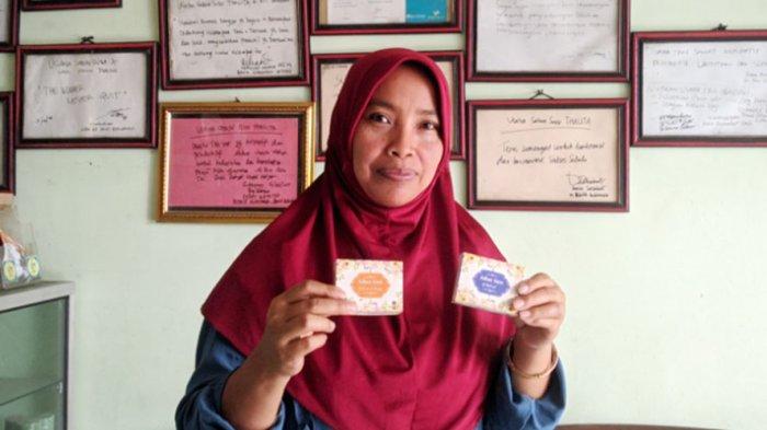 SABUN SUSU - Yuli tunjukkan sabun susu thalita buatannya, yang menggunakan bahan susu sapi murni. Dia produksi di di dusun Piji, desa Sumogawe, Kecamatan Getasan Kabupaten Semarang.