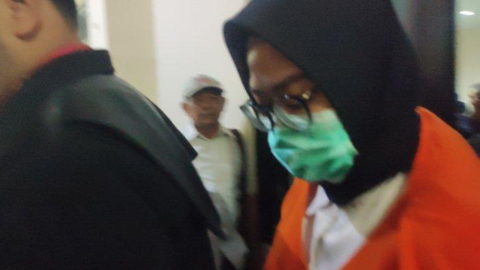 TAK AJUKAN KEBERATAN - Zara Yupita Azra satu dari tiga terdakwa kasus dugaan pemerasan dan perundungan pada program PPDS Anestesi Undip Semarang mengikuti persidangan di PN Semarang, Kota Semarang, Senin (26/5/2025). Ketiga terdakwa tidak mengajukan keberatan atau eksepsi dalam sidang perdana tersebut.