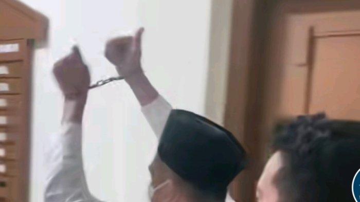 Viral di media sosial, ulah Zyuhal Laila Nova pemilik biro tour umroh Goldy Mixalmina Kudus berjoget usai mendapatkan vonis dari majelis hakim.