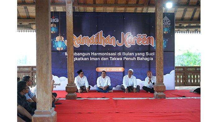 _General Manager of Communication & Legal_ PT Semen Gresik, Abdul Manan, menyampaikan sambutan pada kegiatan silaturahmi sekaligus buka bersama tokoh agama (Toga), tokoh masyarakat (Toga), serta stakeholder terkait dari desa sekitar perusahaan yang digelar di Joglo Tani Pabrik Rembang.