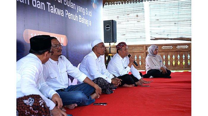 _General Manager of Communication & Legal_ PT Semen Gresik, Abdul Manan, menyampaikan sambutan pada kegiatan silaturahmi sekaligus buka bersama tokoh agama (Toga), tokoh masyarakat (Toga), serta stakeholder terkait dari desa sekitar perusahaan yang digelar di Joglo Tani Pabrik Rembang.
