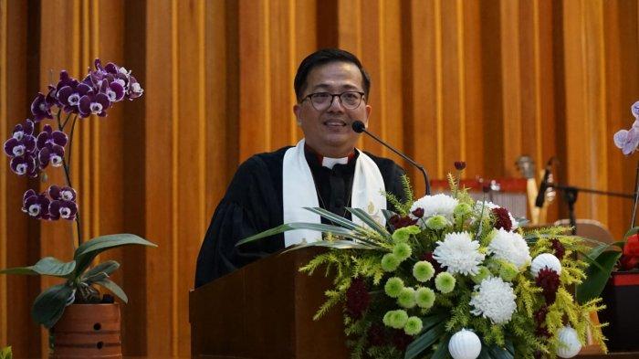 Khotbah Pdt. Darwin Darmawan Sekretaris Umum MPH PGI 2024-2029 dalam acara Natal UKSW, di Balairung Universitas, Senin (09-12-2024)
