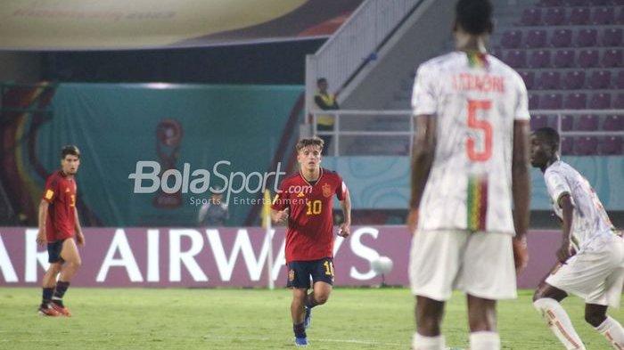 Juan Hernandez bermain agresif saat Timnas U-17 Spanyol menghadapi Mali pada babak kedua penyisihan grup B Piala Dunia U-17 2023 di Stadion Manahan, Surakarta, Senin (13/11/2023).