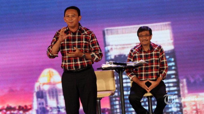 Pasangan Calon Gubernur dan Calon Wakil Gubernur nomor urut 2 Basuki Tjahaja Purnama (Ahok) dan Djarot Saiful Hidayat saat mengikuti debat Calon Gubernur dan Wakil Gubernur DKI Jakarta di Hotel Bidakara, Jakarta, Jumat (10/2/2017).