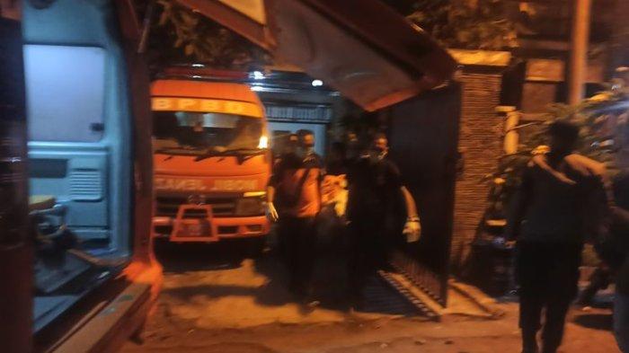 Petugas melakukan evakuasi jasad pasangan lansia mantan Bupati Jembrana dan istri yang ditemukan meninggal dunia di rumahnya, Kamis (8/8/2024)