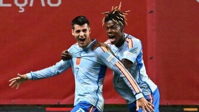 Alvaro Morata (kiri) merayakan golnya bersama Nico Williams pada laga UEFA Nations League Liga A2 yang mempertemukan timnas Portugal vs Spanyol di Municipal Stadium, Rabu (28/9/2022) dini hari WIB. Gol Alvaro Morata mengantar Spanyol mengalahkan Portugal 1-0 dan lolos ke semifinal UEFA Nations League.