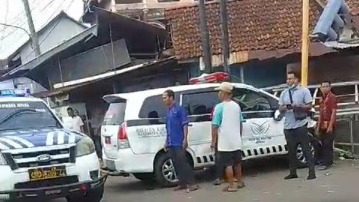 Suasana kecelakaan ambulan milik RSUD Kartini di perempatan Desa Mantingan, Kecamatan Tahunan, Kabupaten Jepara.
TRIBUNJATENG/TITO ISNA UTAMA.