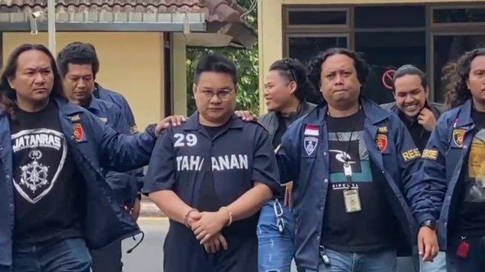 Tersangka pencurian mobil BMW, Budi Liem (43) saat digelandang polisi di Mapolrestabes Semarang, Senin (14/10/2024).