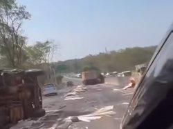 Kecelakaan melibatkan truk bermuatan triplek dan truk dump di ruas Tol Tembalang-Jatingaleh, KM420-430 (ABC), Kota Semarang, Kamis (19/9/2024). Muatan berupa triplek dan tanah berceceran di jalan.