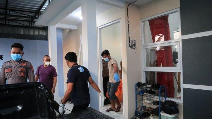 Jasad DWH (45) seorang ASN Pemkab Ponorogo yang ditemukan membusuk di dalam rumahnya di Perumahan Pasade, Kelurahan Tonatan, Kecamatan Ponorogo, Kabupaten Ponorogo, Jawa Timur, dievakuasi aparat Polsek Ponorogo Kota, Jumat (22/12/2023).