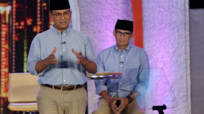 Kandidat calon gubernur dan wakil gubernur DKI Jakarta nomor urut 3, Anies Baswedan dan Sandiaga Uno saat Debat Publik Pilkada DKI Jakarta Putaran Kedua yang diselenggarakan Komisi Pemilihan Umum Daerah DKI Jakarta di Hotel Bidakara, Jakarta, Rabu (12/4/2017).