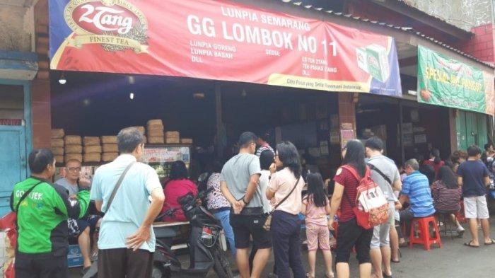 Antrean pembeli di kedai lumpia Gang Lombok, Jalan Gang Lombok, Semarang, Minggu (2/6/2019.