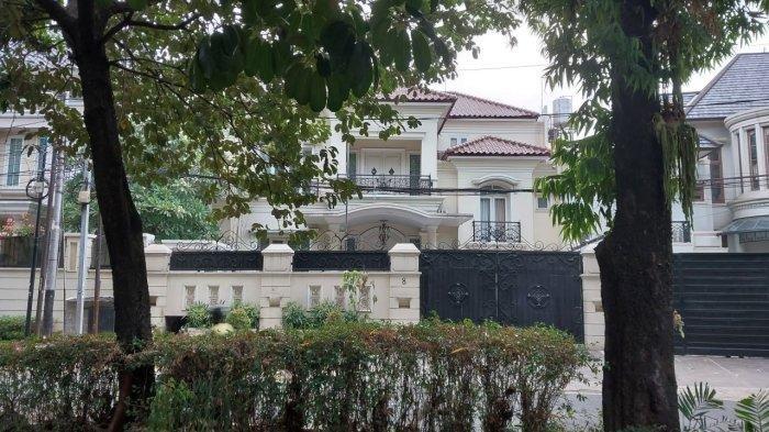 Rumah Zarof Ricar di Jalan Senayan nomor 8, Kelurahan Rawa Barat, Kebayoran Baru, Jakarta Selatan, Senin (28/10/2024). Di dalam rymah mantan Kepala Badan Diklat Hukum dan Peradilan MA (2012 hingga 2022) ini ditemukan uang tunai berbagai mata uang asing dengan total hampir Rp1 trilun dan emas 51 kilogram.