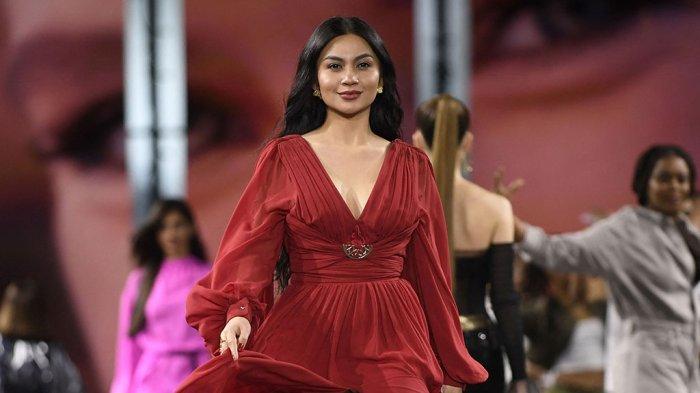 Aktris Ariel Tatum tampil dalam sebuah kreasi untuk L'Oreal pada peragaan busana Spring-Summer 2023 sebagai bagian dari Paris Womenswear Fashion Week, di Paris, Prancis, Minggu (2/10/2022) waktu setempat. AFP/JULIEN DE ROSA