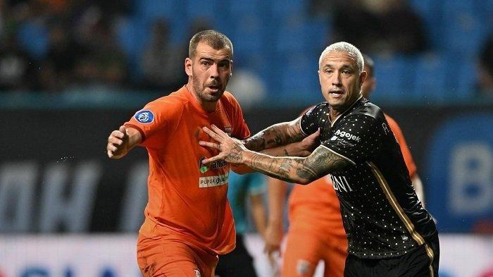 Wiljan Pluim (kiri) asal Borneo FC dan pemain asing Bhayangkara FC Radja Nainggolan (kanan) berebut posisi untuk menerima bola