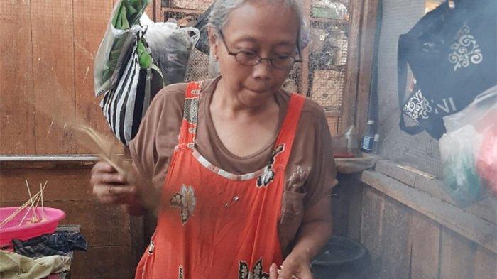 SATAI KRONYOS - Asih melayani pembeli satai kronyos di Pasar Raya II Salatiga lantai 2. Satai kronyos daging sapi di Salatiga sudah melegenda. (Devina Mahasiswa UKSW Magang)