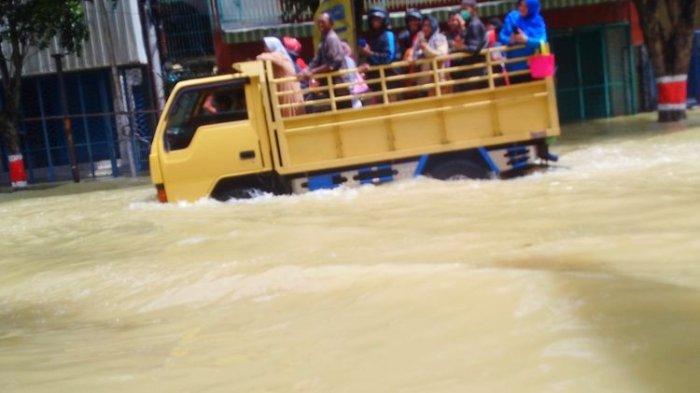Genangan banjir di wilayah perkotaan Purwodadi, Kabupaten Grobogan, Jawa Tengah mencapai 1 meter, Jumat (15/3/2024) sore.