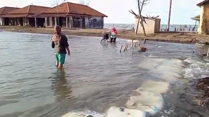 anjir rob menerjang Dukuh Simonet, Desa Semut, Kecamatan Wonokerto, Kabupaten Pekalongan, Jawa Tengah.