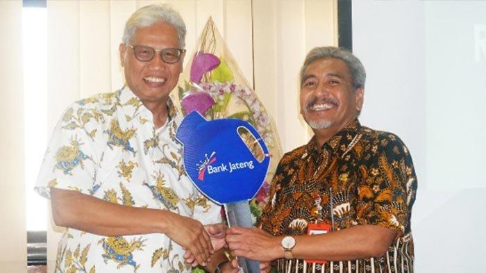 ILUSTRASI, Supriyatno saat masih menjabat Direktur Utama Bank Jateng, menyerahkan simbolis bantuan berupa Mobil Toyota Hi Ace Commuter M/T kepada Plt Direktur Utama Rumah Sakit Dokter Moewardi Doktor Suharto Wijanarko di Rumah Sakit Moewardi Solo, Jumat (01/11/2023).