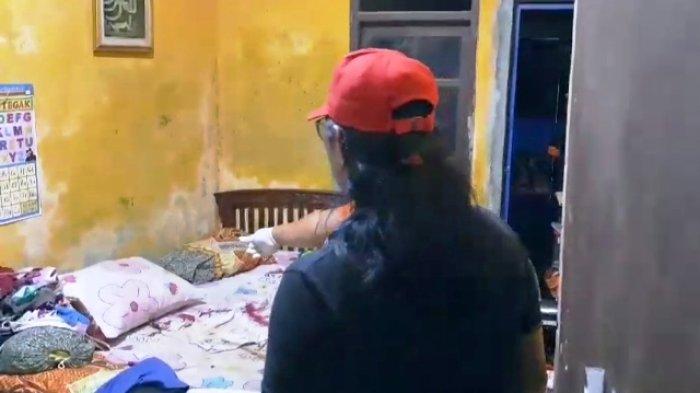 Tim Inafis Polrestabes Semarang saat melakukan olah tempat kejadian perkara bocil perempuan meninggal dunia tak wajar di Kampung Tas Pandansari, Kelurahan Sawah Besar, Kecamatan Gayamsari, Selasa (17/10/2023) malam.