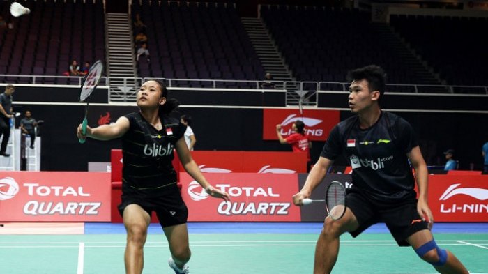 Pasangan ganda campuran Indonesia, Rinov Rivaldy/Pitha Haningtyas Mentari, mengembalikan kok ke arah Ho Wai Lun/Yuen Sin Yin (Hongkong) pada babak kualifikasi Singapura Terbuka yang berlangsung di Singapore Indoor Stadium, Selasa (17/7/2018).