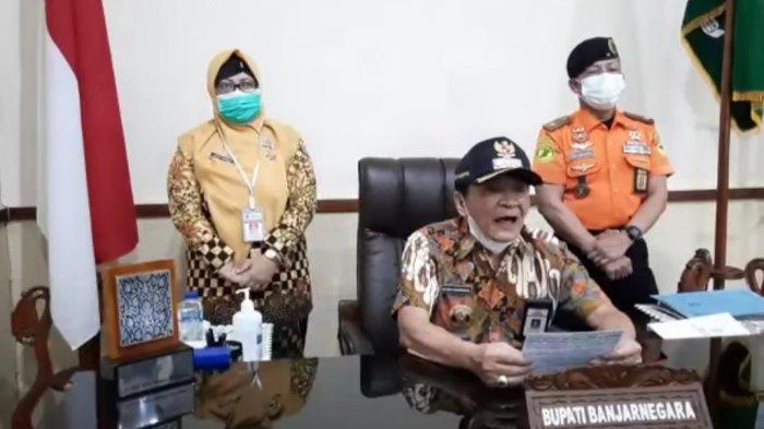 Bupati Banjarnegara Budhi Sarwono menggelar konferensi pers saat masa pandemi Covid-19