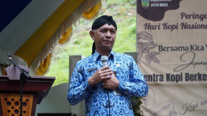 Bupati Jepara Dian Kristiandi saat menghadiri acara di Desa Bucu, Kecamatan Kembang, Kabupaten Jepara.