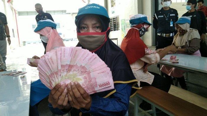 Buruh Penerima BLT DBHCHT.
