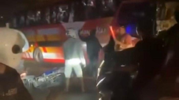 Viral Pemotor di Lamongan Nekat Hadang Bus Lawan Arah, Tapi Diajak Ribut Awak Bus