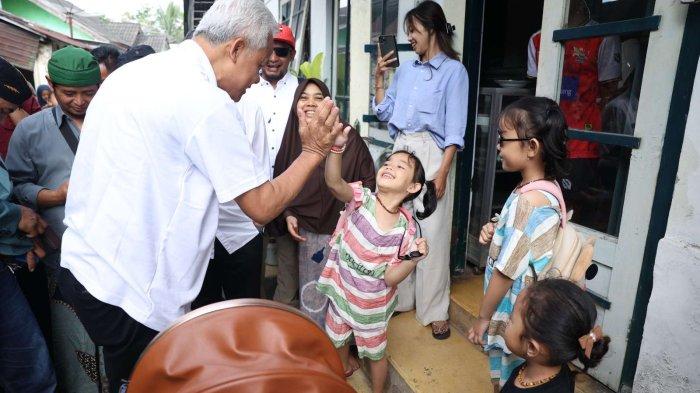 calon presiden nomor urut 03 Ganjar Pranowo bermalam di rumah Izudin, seorang guru mengaji di Desa Bojasari RT 02 RW 03 Kertek, Kabupaten Wonosobo.