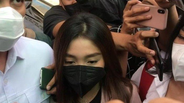 Chandrika Chika menjalani pemeriksaan perdana di Polres Metro Jakarta Selatan, Kamis (21/4/2022).