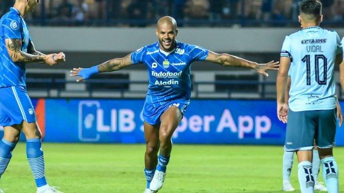 Pemain Persib David da SIlva melakukan selebrasi usai mencetak gol ke gawang lawan