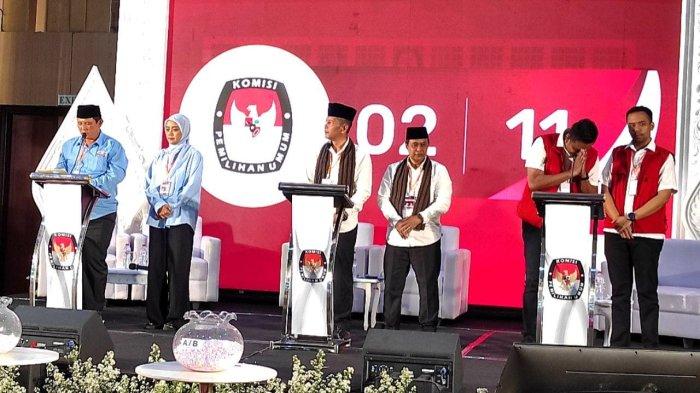 Komisi Pemilihan Umum (KPU) Kabupaten Klaten menggelar debat perdana antara tiga pasangan calon (paslon) di Hotel Tjokro pada Minggu (27/10).