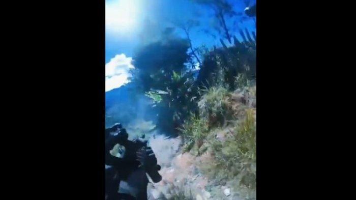 Tangkapan layar video detik-detik anggota Brimob diserang KKB Papua di Intan Jaya pada Rabu (17/7/2024).(X)