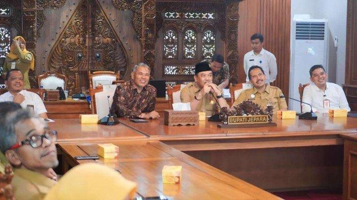 Dirut Semen Gresik, Muchamad Supriyadi (dua dari kiri) menyampaikan sambutan dalam momen Penandatanganan MOU Perjanjian Kerjasama Pengelolaan Sampah dengan Sistem RDF di Kab. jepara.