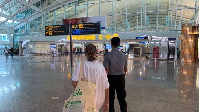 MAM (69), kakek berkewarganegaraan Amerika Serikat, saat dideportasi melalui Bandara Internasional I Gusti Ngurah Rai, Badung, Bali, pada Jumat (26/1/2024). Dia diusir dari Bali lantaran kedapatan jadi pengemis di wilayah Ubud, Gianyar, Bali. /Dok. Humas Kanwil Kemenkumham Bali(Yohanes Valdi Seriang Ginta)