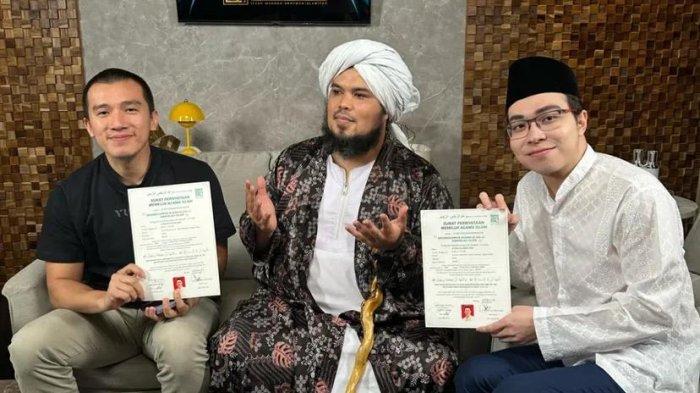DOKTER RICHARD LEE - Tangkapan layar unggahan Instagram @hannykristianto_id pada Kamis (6/3/2025) - Dokter Richard Lee resmi masuk Islam ditemani Ustadz Derry Sulaiman dan Ustadz Felix Siauw.