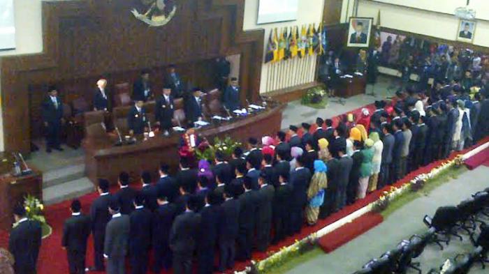 100 Anggota DPRD Jawa Tengah diambil sumpah janji di Kantor DPRD Jateng di Semarang, Rabu (3/9/2014). Pelantikan dilaksanakan oleh Kepala Pengadilan Jawa Tengah